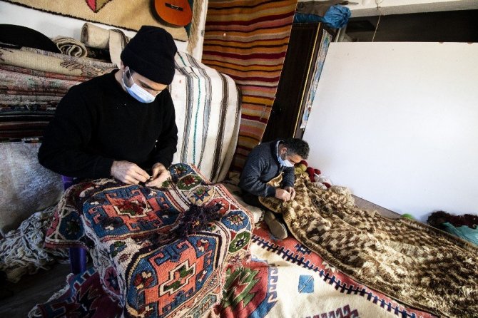 (Özel) Yıpranmış antika halılara Türk neşteri