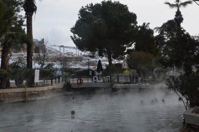 Pamukkale’de kar altında antik havuz keyfi