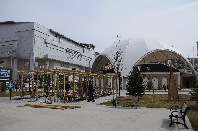 PURSAKLAR BELEDİYESİ PARK VE BAHÇELER MÜDÜRLÜĞÜ EKİPLERİ BAHARIN GELMESİYLE KOLLARI SIVADI. PURSAKLAR’IN GÖZDESİ OLAN ŞEHİT SALİM AKGÜL PARKI’NA YENİ PERGOLALAR YAPARAK OTURULACAK ALANLARI ÇOĞALTTI.