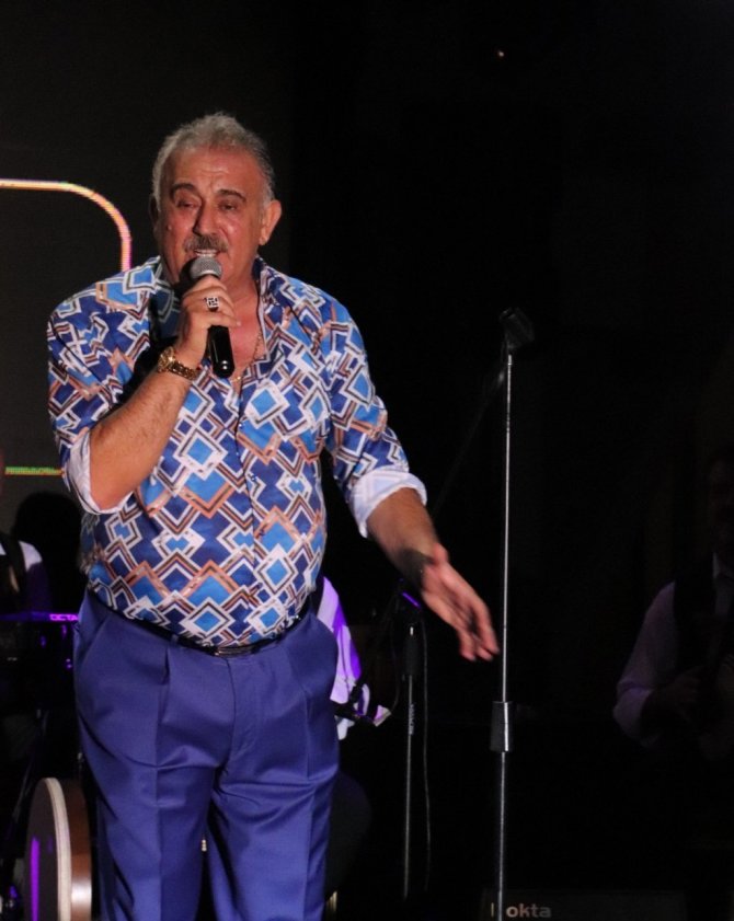 Safiye Soyman-Faik Öztürk çifti tatilcileri coşturdu