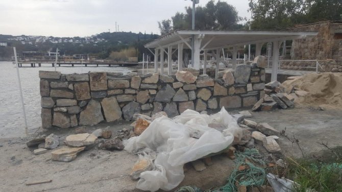 Sahile örülen “utanç duvarı” çevrecileri ayağa kaldırdı