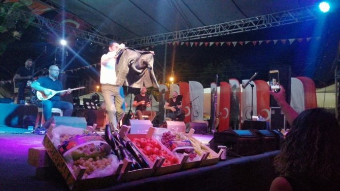 Sahneden atılan ceketi paylaşamadılar