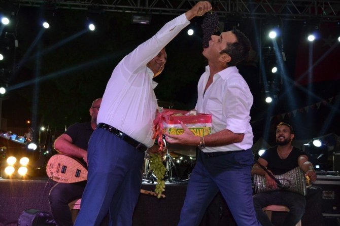 Sahneden atılan ceketi paylaşamadılar