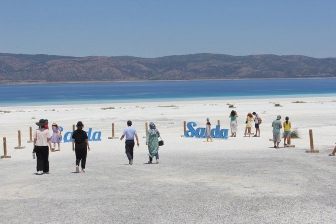 Salda Gölü bayram tatilinin gözdesi oldu