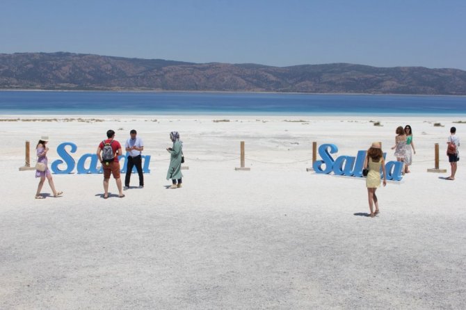 Salda Gölü bayram tatilinin gözdesi oldu