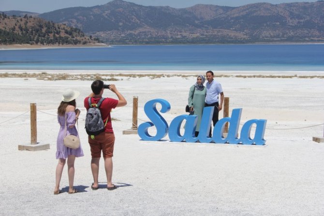 Salda Gölü bayram tatilinin gözdesi oldu