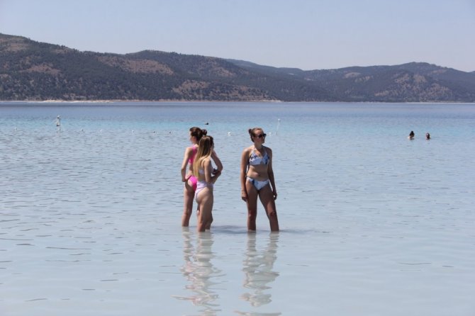 Salda Gölü’nde bayram tatili yoğunluğu