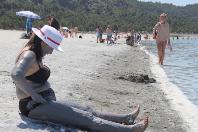 Salda Gölü’nde bayram tatili yoğunluğu