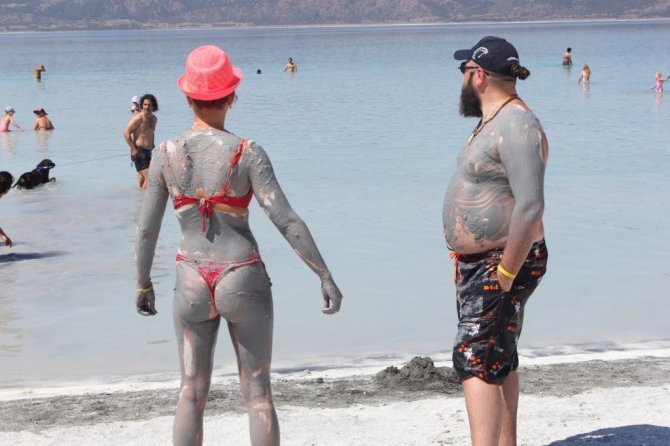 Salda Gölü’nde bayram tatili yoğunluğu