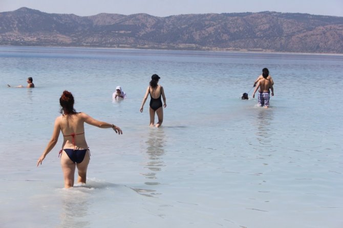 Salda Gölü’nde bayram tatili yoğunluğu