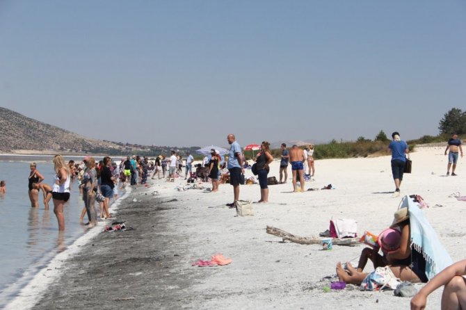 Salda Gölü’nde bayram tatili yoğunluğu