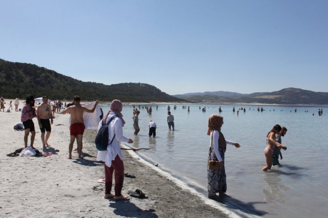 Salda Gölü’nde bayram tatili yoğunluğu