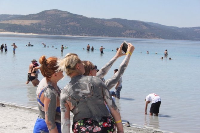 Salda Gölü’nde bayram tatili yoğunluğu