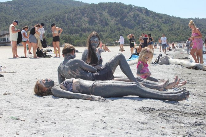 Salda Gölü’nde bayram tatili yoğunluğu