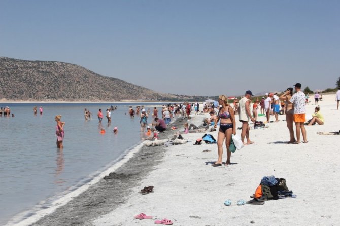 Salda Gölü’nde bayram tatili yoğunluğu