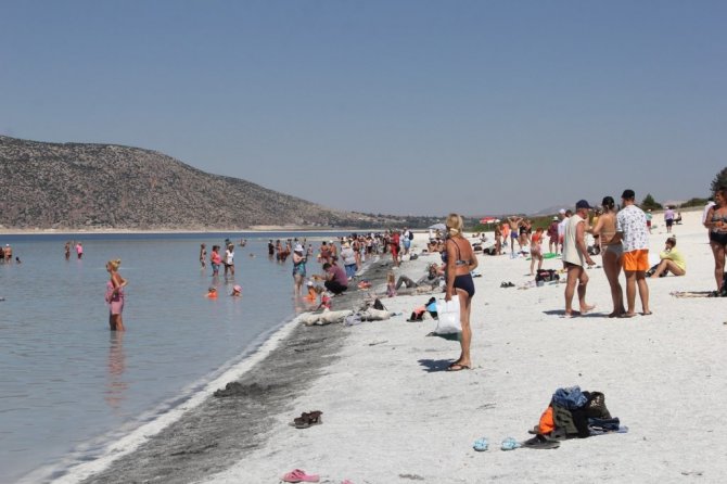 Salda Gölü’nde bayram tatili yoğunluğu