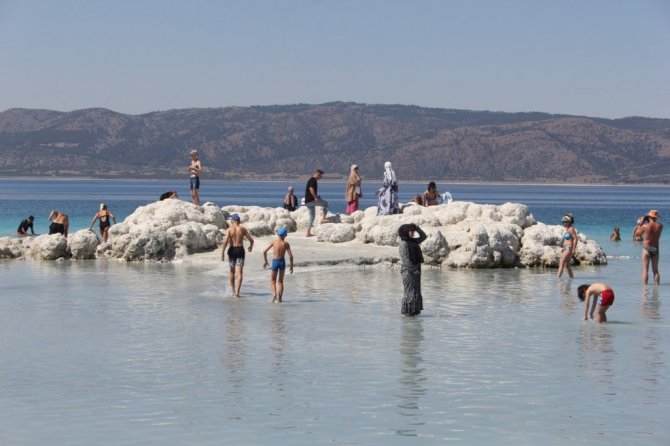 Salda Gölü’nde bayram tatili yoğunluğu