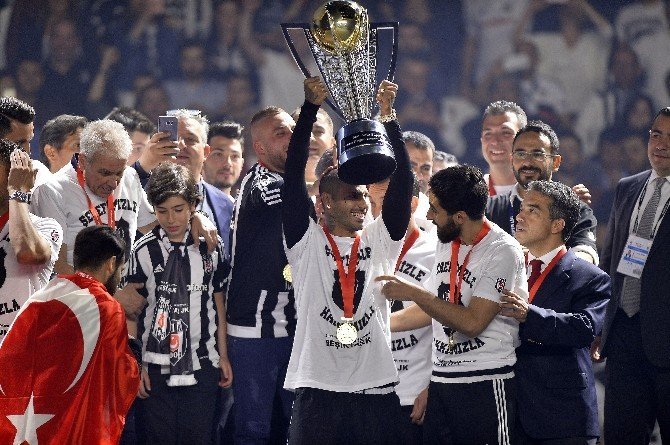 Şampiyon Beşiktaş Kupasını Kaldırdı