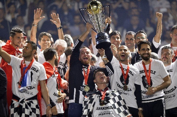 Şampiyon Beşiktaş Kupasını Kaldırdı