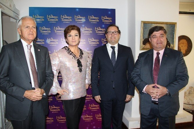 Sanat Güneşi Zeki Müren’in Balmumu Heykeli