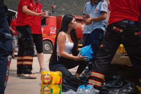 Sanatçı Azra Yünlü, yangınla mücadelede yardıma koştu