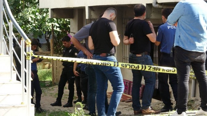 Sancaktepe’de bir kadın, kaldırımda silahla vurulmuş halde bulundu. Ağır yaralı kadın hastaneye kaldırılırken polis olayla ilgili inceleme başlattı. ile ilgili görsel sonucu