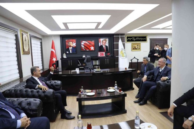 Sarıgül, Kahta Belediye Başkanı Turanlı ile bir araya geldi