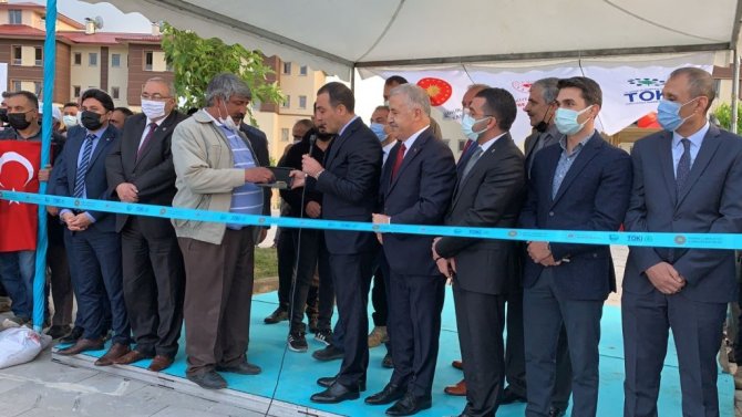 Sarıkamış’ta konut sahipleri evlerinin anahtarlarını aldı