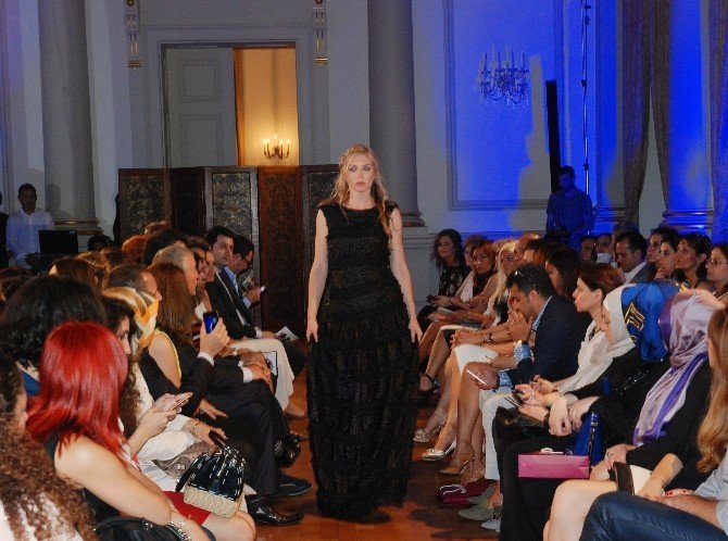 Şehit Ve Gazi Yakınları İçin Defile