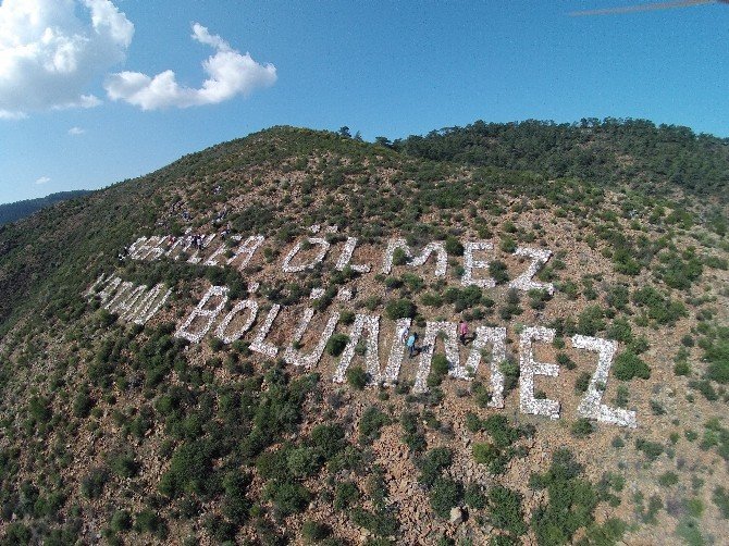 ŞEHİTLER ÖLMEZ, VATAN BÖLÜNMEZ YAZISINI YENİLEYİP TÜRK BAYRAĞI AÇTILAR