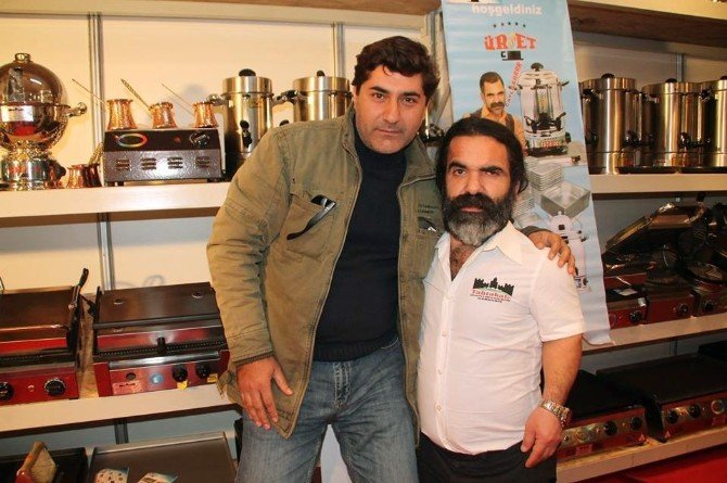 SEMPATİK TAVIRLARI İLE İLGİ TOPLAYAN ALPASLAN ÖZMOL, HAYRANLARI İLE BOL BOL FOTOĞRAF ÇEKTİRDİ.