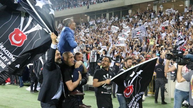 Şenol Güneş, Beşiktaş’la üst üste ikinci kez şampiyonluk yaşadı