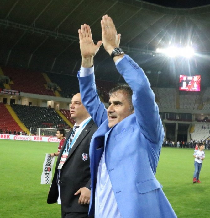 Şenol Güneş, Beşiktaş’la üst üste ikinci kez şampiyonluk yaşadı