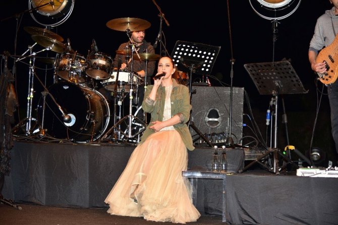 Sertap Erener hayranlarını coşturdu