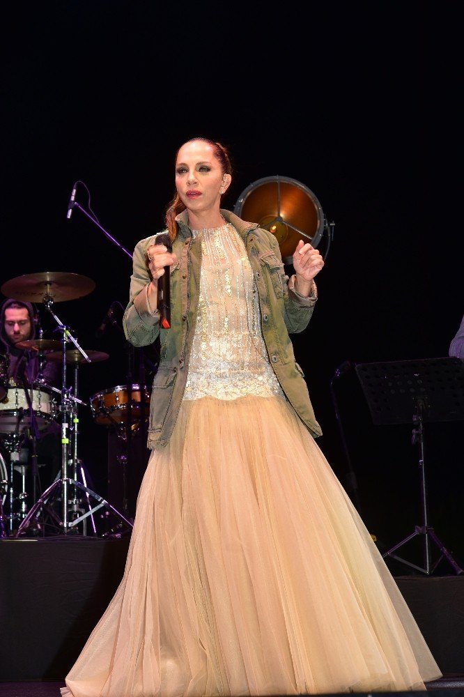 Sertap Erener hayranlarını coşturdu