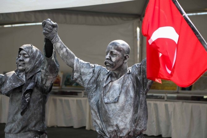 Seyit onbaşının heykeli bir anda canlanınca herkes şok oldu
