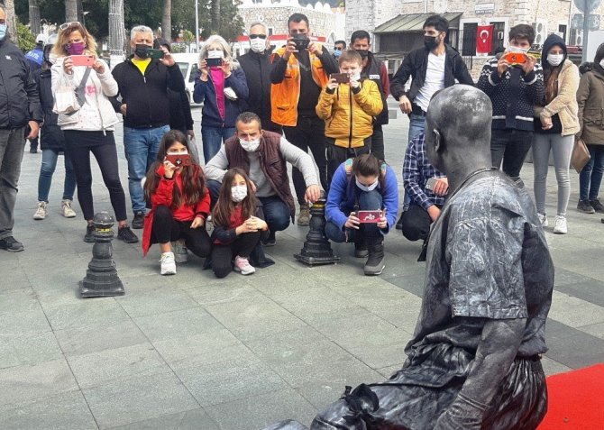 Seyit onbaşının heykeli bir anda canlanınca herkes şok oldu