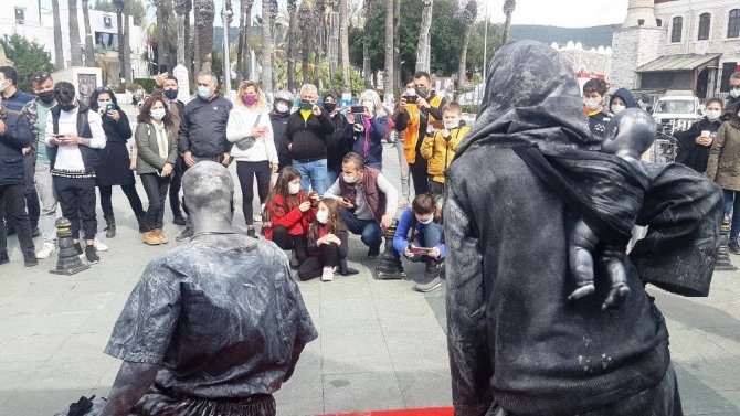 Seyit onbaşının heykeli bir anda canlanınca herkes şok oldu