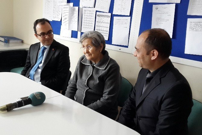 ŞÜKRAN BİTLİS YAPTIĞI AÇIKLAMADA, BÖYLE BİR SÜRPRİZİ BEKLEMEDİĞİNİ VE ÇOK MUTLU OLDUĞUNU İFADE EDEREK, BUNDAN SONRA SIK SIK OKULA UĞRAYACAĞINI SÖYLEDİ. BİTLİS’İN KONUŞURKEN DUYGULANDIĞI VE GÖZLERİNİN DOLDUĞU GÖRÜLDÜ.
