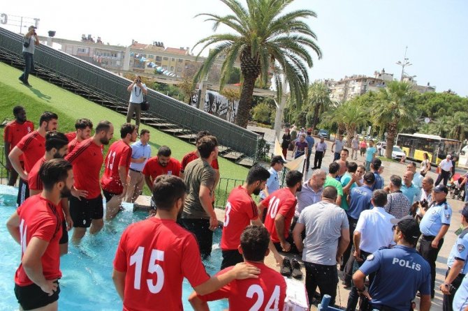 Suları kesilen futbolcular duşu kent meydanındaki süs havuzunda aldı