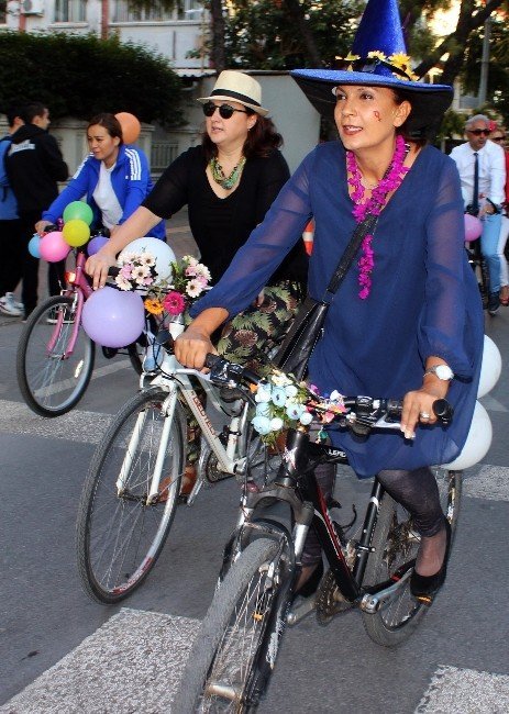 Süslü Kadınlar Bisiklete Dikkat Çekti