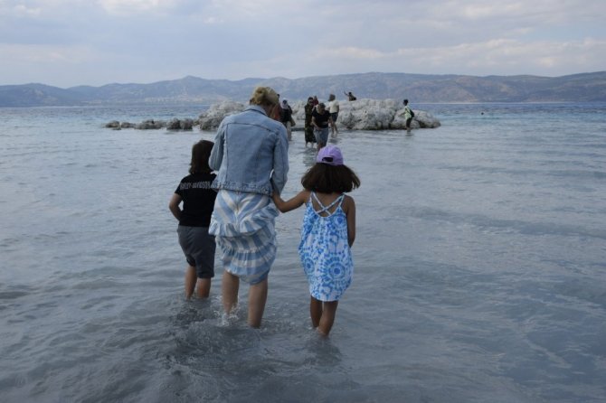 Suyu çekilen Salda gölü kıyısına yakın adaya yürüyerek geçiyorlar
