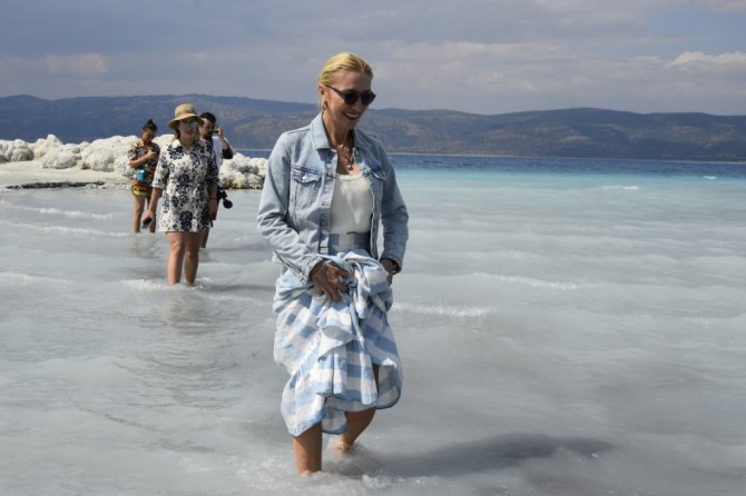 Suyu çekilen Salda gölü kıyısına yakın adaya yürüyerek geçiyorlar