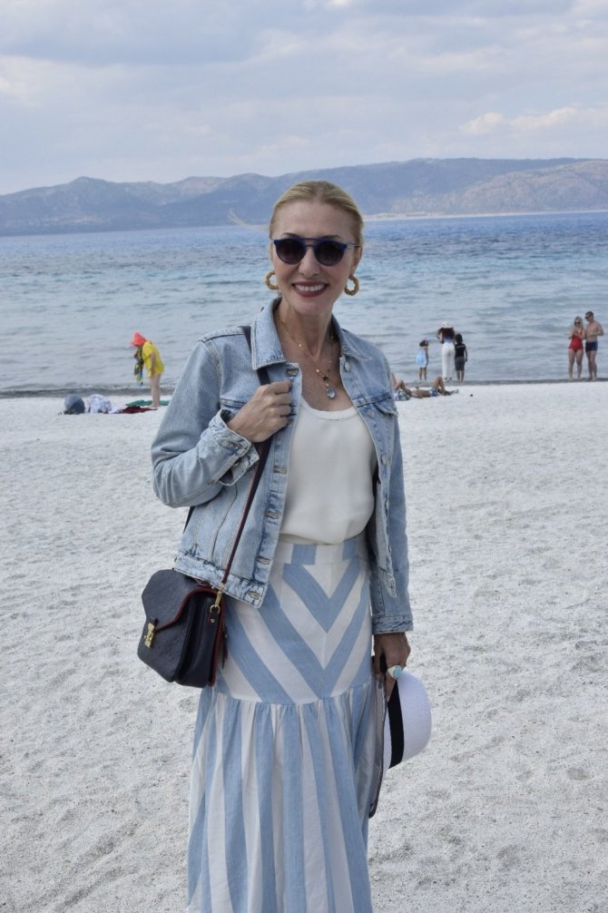 Suyu çekilen Salda gölü kıyısına yakın adaya yürüyerek geçiyorlar