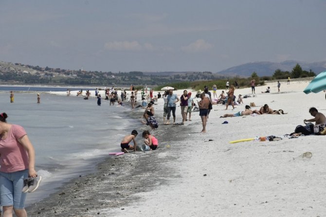 Suyu çekilen Salda gölü kıyısına yakın adaya yürüyerek geçiyorlar