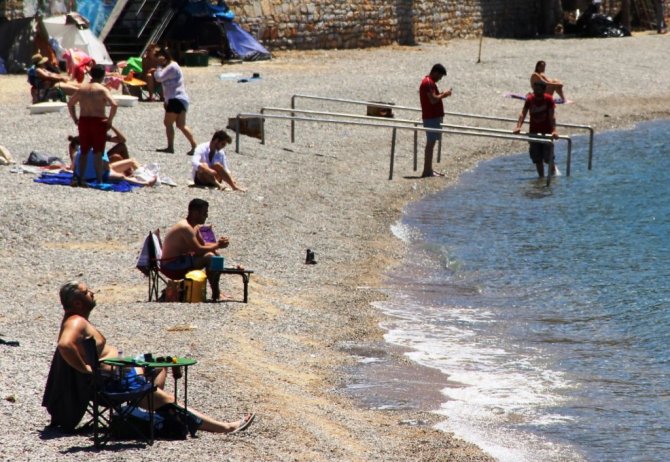 Tam kapanma biter bitmez sahillere akın ettiler