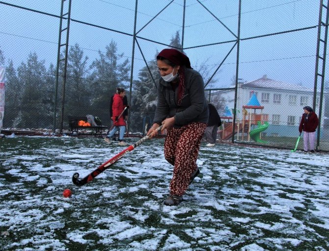 Tarlada çalıştıktan sonra Türkiye birinciliği için karda hokey oynuyorlar
