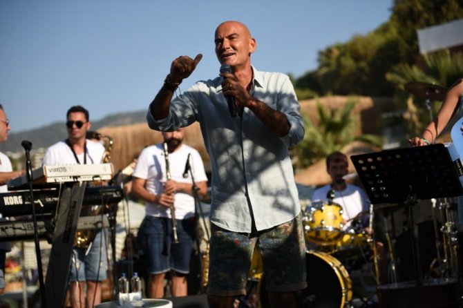 Tatilciler Altay’ın şarkılarıyla coştu