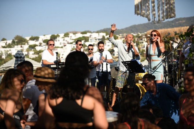 Tatilciler Altay’ın şarkılarıyla coştu