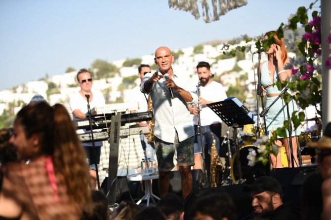 Tatilciler Altay’ın şarkılarıyla coştu